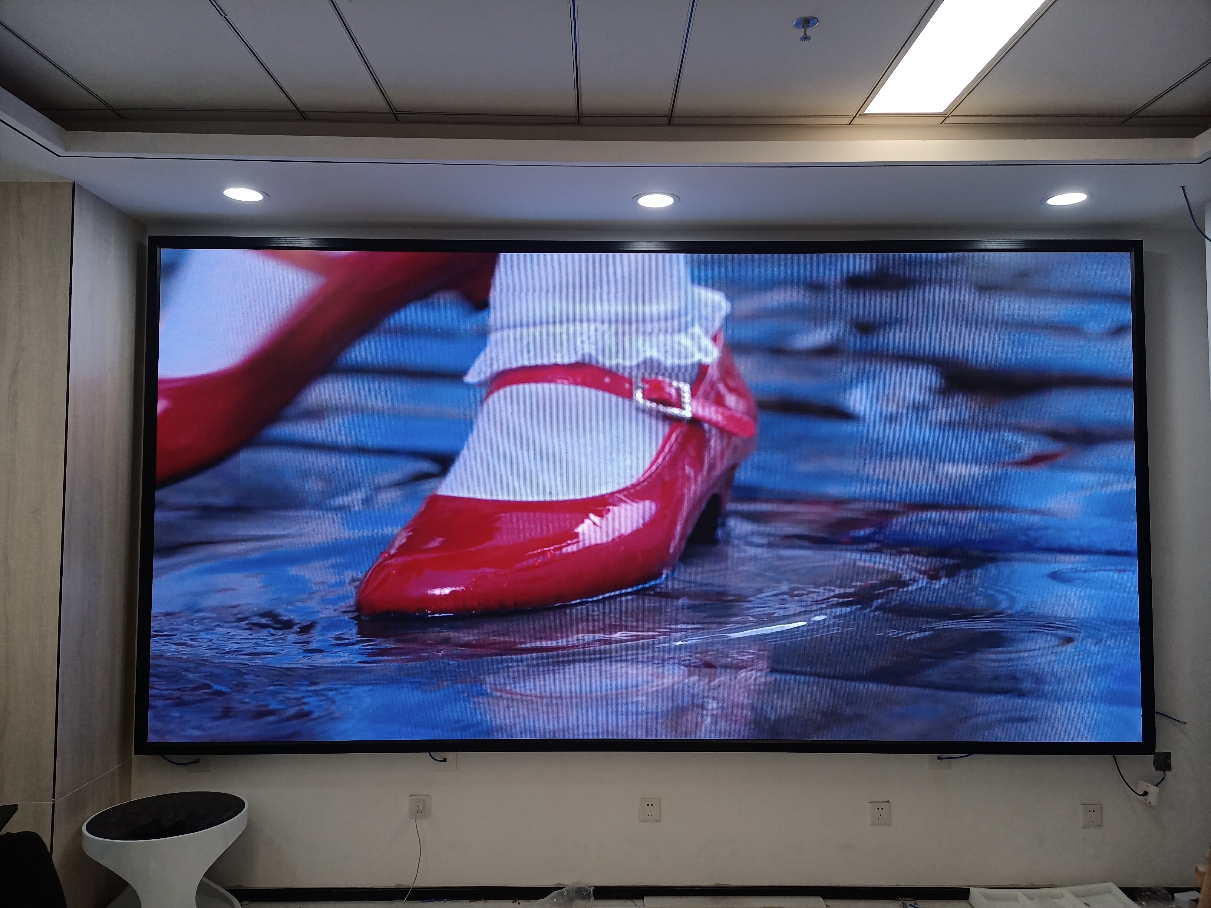 在交通誘導屏、商業(yè)廣告屏、體育賽事屏等場景中，戶外LED顯示屏的設(shè)計要點有何不同？